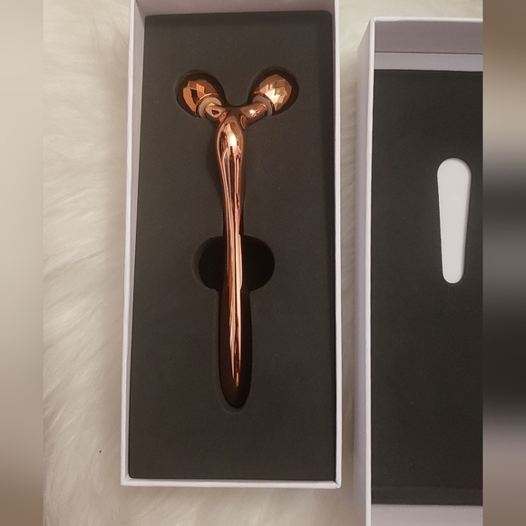 Neiman Marcus Face Contour Roller Rose Gold - Picture 2 of 3